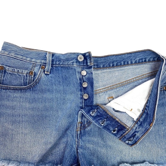 LEVI’S 501 Cotton Raw Hem Denim Shorts in light washed - Picture 4 of 6